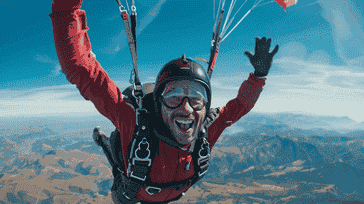 Parachuting Solo vs. Tandem: Choosing Your Jumping Experience